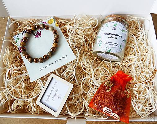 Náramky - Handmade darčekový box s náramkom, sviečkou a dekoráciami - 17904117_