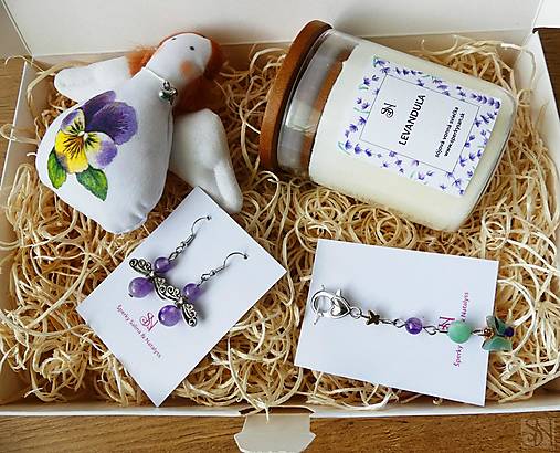 Náušnice - Handmade fialový darčekový box s náušnicami, sviečkou, kľúčenkou a dekoračným anjelom - 17904138_