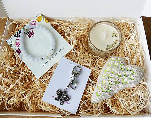 Náramky - Handmade darčekový box s náramkom, sviečkou, kľúčenkou a dekoračným srdiečkom - 17904146_