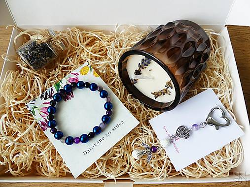 Náramky - Handmade levanduľový darčekový box s náramkom, sviečkou, kľúčenkou a dekoráciou - 17904155_