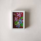 Dekorácie - Miniatúrna výšivka 5 x 7,5 cm v ráme na zavesenie:  Fialky - 17903561_