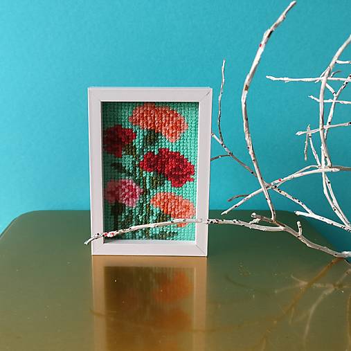 Dekorácie - Miniatúrna výšivka 5 x 7,5 cm v ráme na zavesenie: Karafiáty - 17903104_