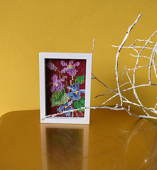 Dekorácie - Miniatúrna výšivka 5 x 7,5 cm v ráme na zavesenie:  Fialky - 17903557_
