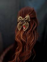 Ozdoby do vlasov - Vyšívaná ľanová mašľa do vlasov široká- Muchotrávka  - 17904545_