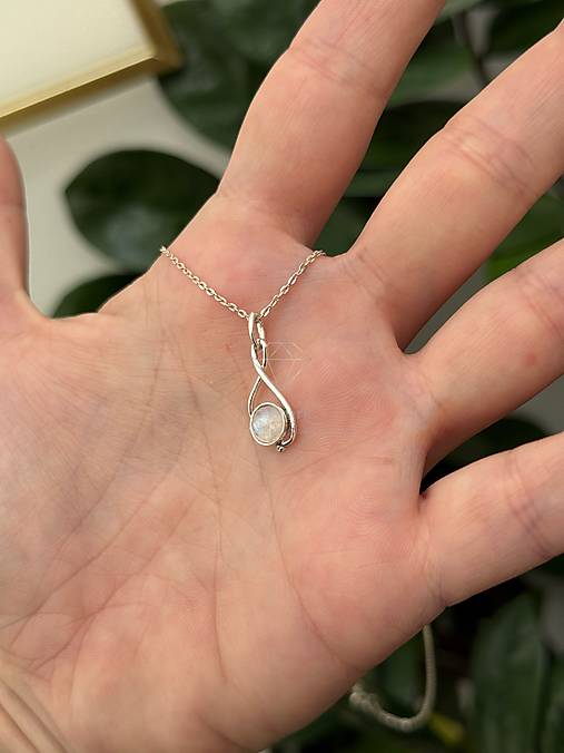 Strieborný 925/1000 prívesok s mesačným kameňom