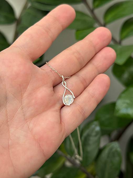 Strieborný 925/1000 prívesok s mesačným kameňom