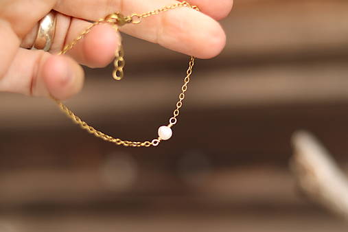 Tenký retiazkový náramok s perlou