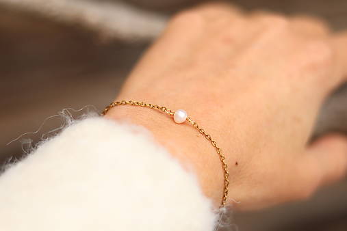 Tenký retiazkový náramok s perlou