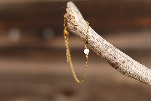 Tenký retiazkový náramok s perlou