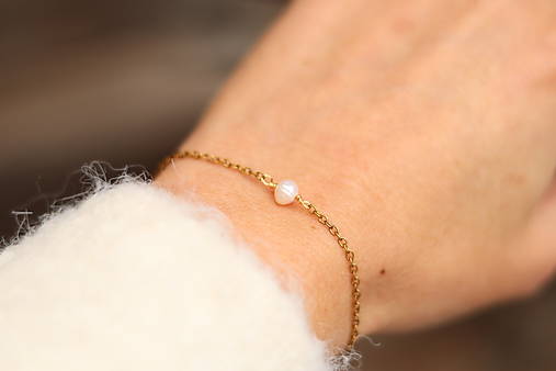 Tenký retiazkový náramok s perlou