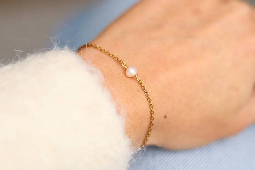 Tenký retiazkový náramok s perlou