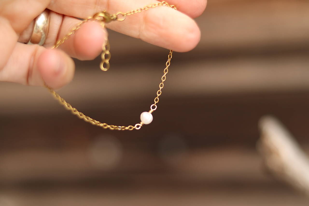 Tenký retiazkový náramok s perlou