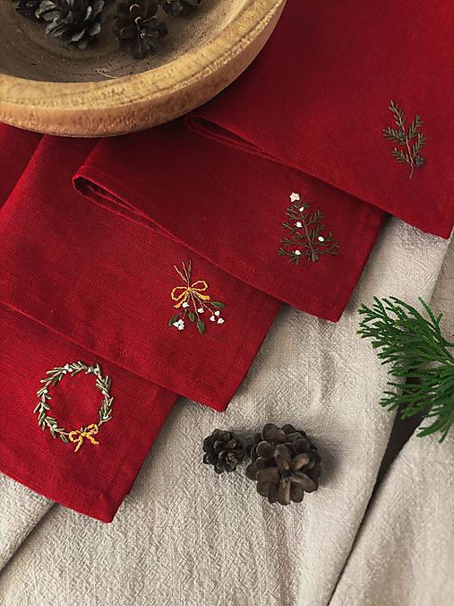 Úžitkový textil - Ručne vyšívané ľanové vianočné obrúsky/prestieranie - Červené, súprava 4 ks - 17905545_