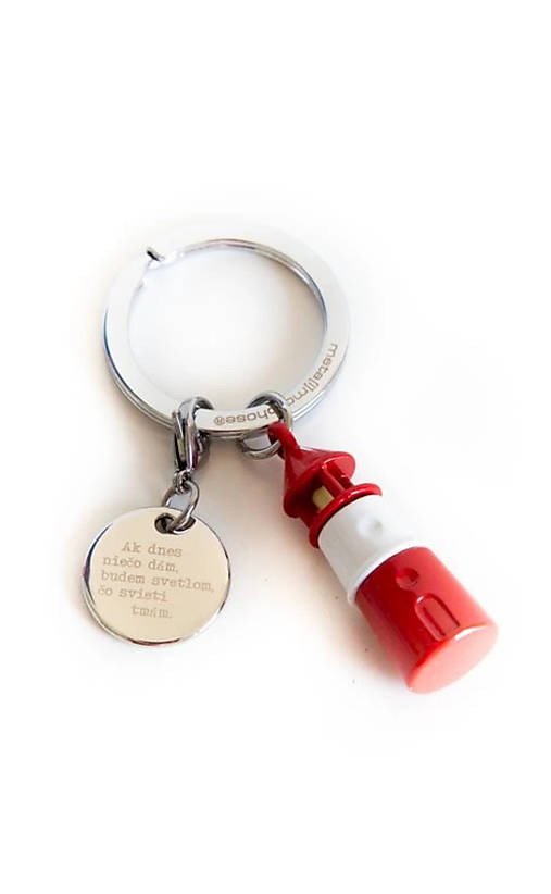 Kľúčenka: Ak dnes niečo dám, budem svetlom, čo svieti tmám.