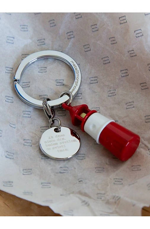 Kľúčenka: Ak dnes niečo dám, budem svetlom, čo svieti tmám.