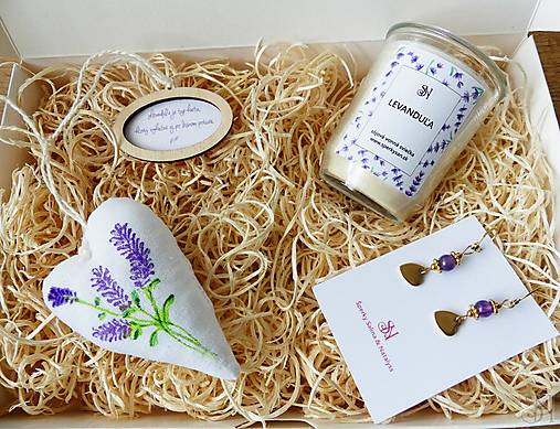 Náušnice - Handmade levanduľový darčekový box s náušnicami, sviečkou a dekoráciami - 17906551_