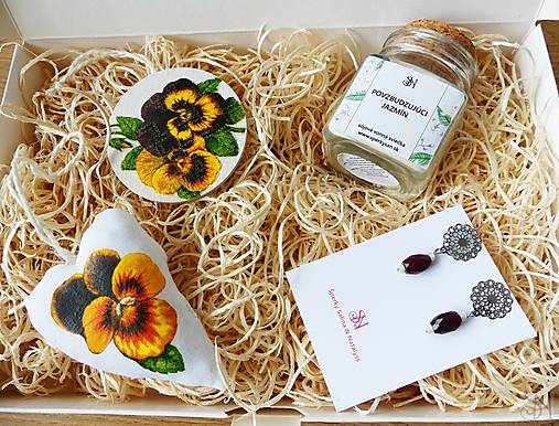 Náušnice - Handmade sirôtkový darčekový box s náušnicami, sviečkou a dekoráciami - 17906553_