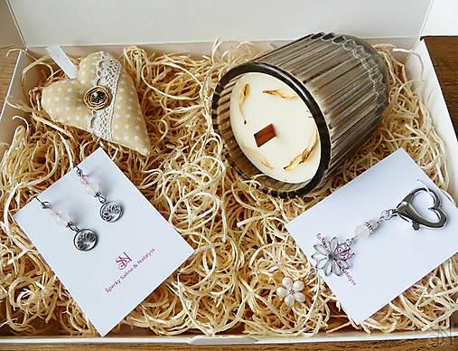 Náušnice - Handmade darčekový box s náušnicami, sviečkou, kľúčenkou a dekoráciou - 17906560_