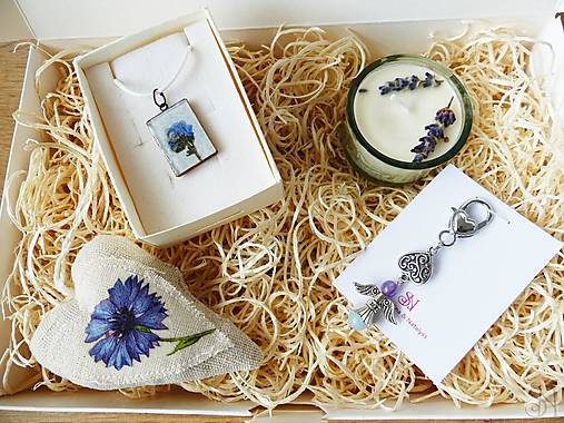 Náhrdelníky - Handmade modrý darčekový box s príveskom, sviečkou, kľúčenkou a dekoráciou - 17906569_