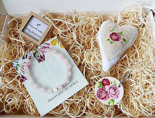 Náramky - Handmade ružičkový darčekový box s náramkom, kľúčenkou a dekoráciami - 17906582_