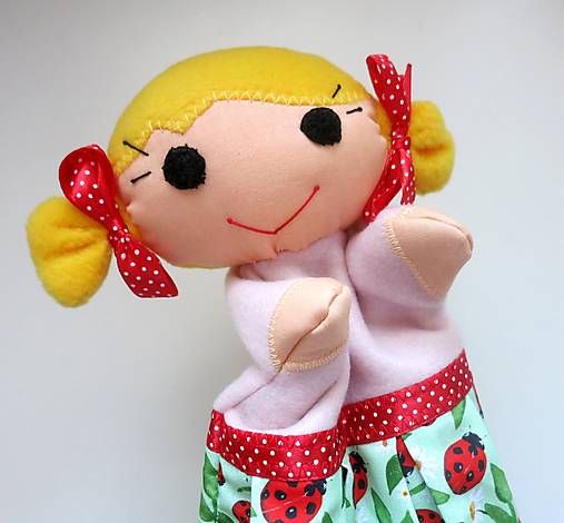 Maňuška dievčatko (v sukničke s lienkami)