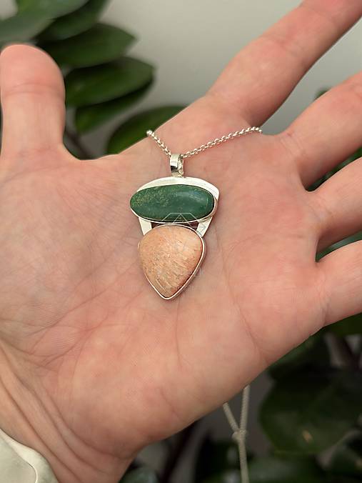 Strieborný prívesok s chryzoprasom a skolecitom