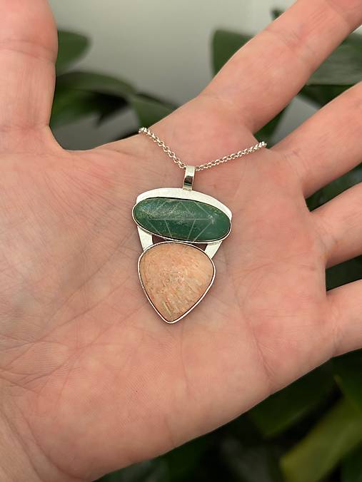 Strieborný prívesok s chryzoprasom a skolecitom