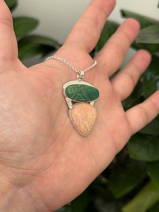 Strieborný prívesok s chryzoprasom a skolecitom