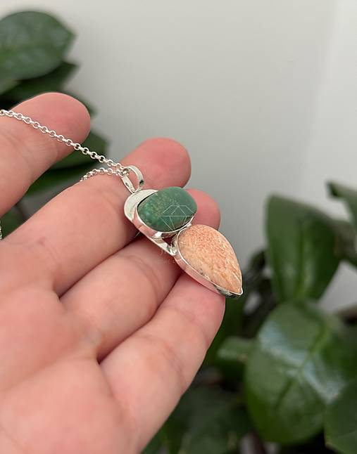 Strieborný prívesok s chryzoprasom a skolecitom