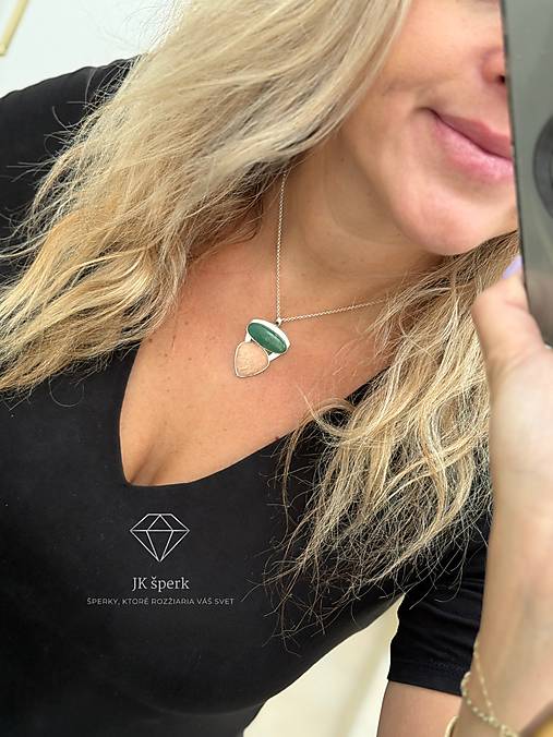 Strieborný prívesok s chryzoprasom a skolecitom