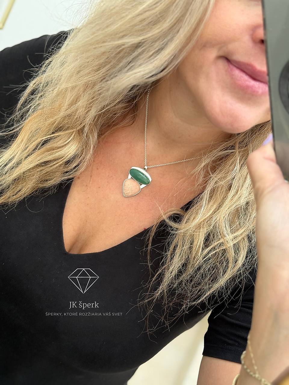 Strieborný prívesok s chryzoprasom a skolecitom