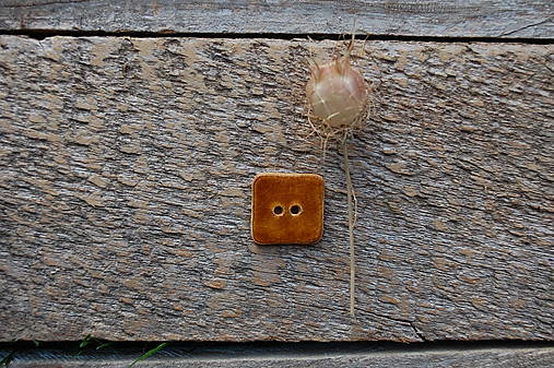 Materiál ručne robený - Gombík štvorec (Hnedá) - 17908141_