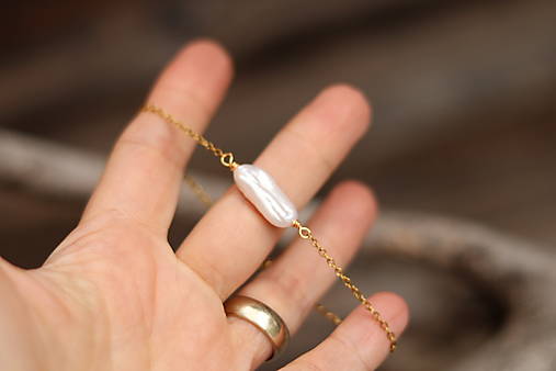 Tenký retiazkový náramok s Keshi perlou