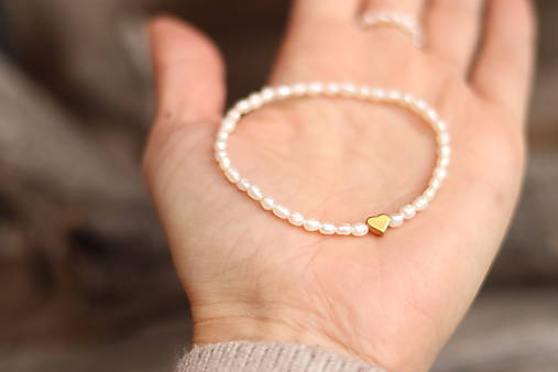 Perlový náramok so srdiečkom