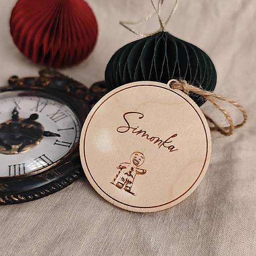 Dekorácie - Vianočná menovka - Vianočná guľa (S perníčkom) - 17910061_