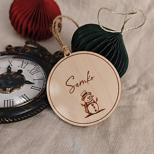 Dekorácie - Vianočná menovka - Vianočná guľa (So snehuliakom) - 17910073_