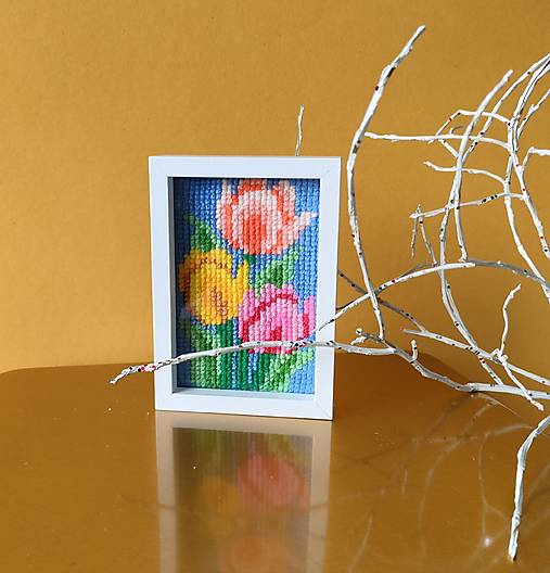 Dekorácie - Miniatúrna výšivka 5 x 7,5 cm v ráme na zavesenie:  Tulipány - 17909036_