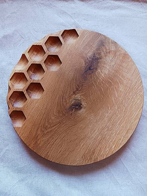 Dubový okrúhly podnos "včelie plásty"