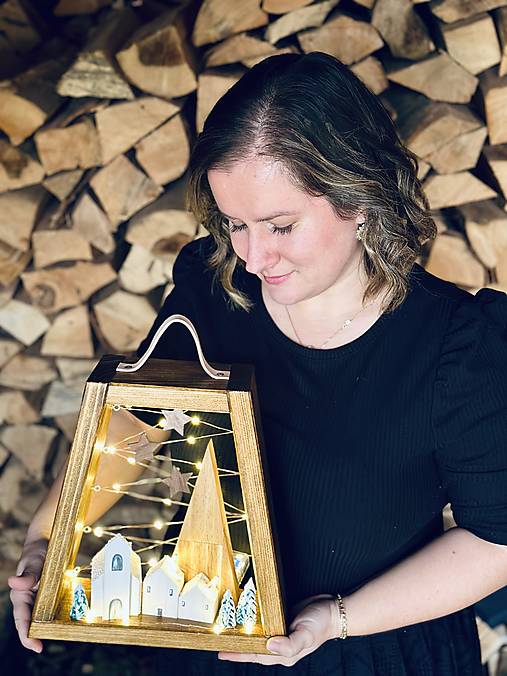 Zimný prírodný lampášik s dedinkou - orechový