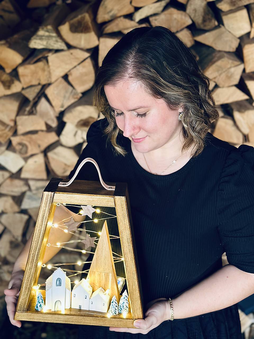 Zimný prírodný lampášik s dedinkou - orechový