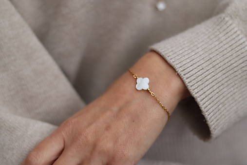 Tenký retiazkový náramok so štvorlístkom