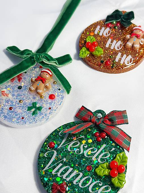 Dekorácie - Vianočná ozdoba na stromček s nápisom (Ozdoba na želanie - farba, text aj ozdoby) - 17909762_