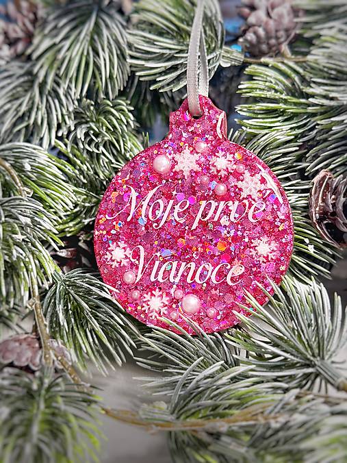 Dekorácie - Vianočná ozdoba na stromček s nápisom “Moje prvé Vianoce” (Ružová) - 17909775_