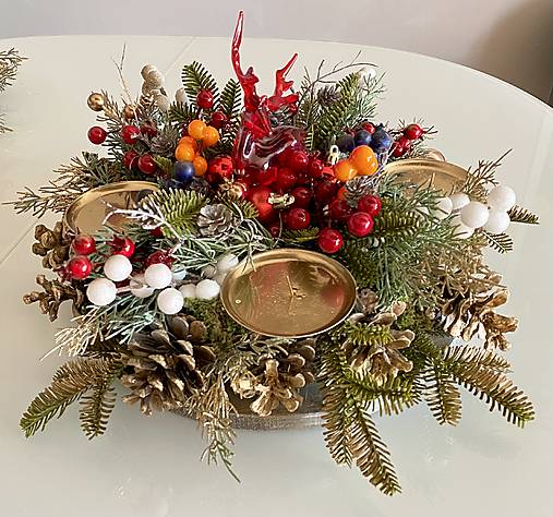 Adventný veniec L 38cm na stôl na drevenom podstavci pre 4 sviečky