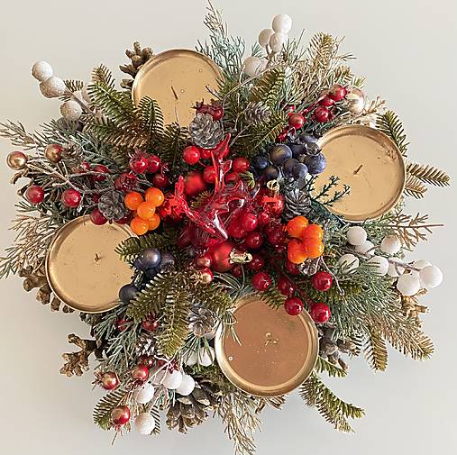 Adventný veniec L 38cm na stôl na drevenom podstavci pre 4 sviečky