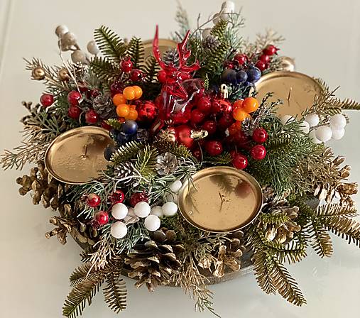 Adventný veniec L 38cm na stôl na drevenom podstavci pre 4 sviečky