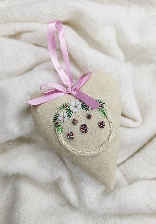 Dekorácie - Vyšívané vianočné srdiečko (Pestré vianočné gule na venčeku) - 17912551_