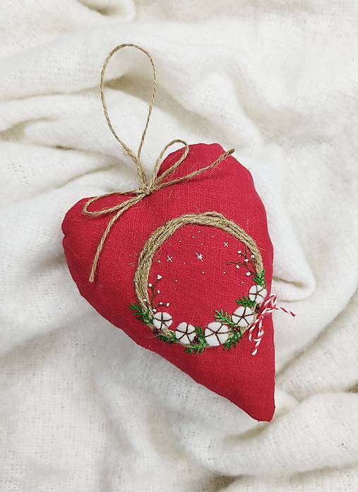 Dekorácie - Vyšívané vianočné srdiečko (Vianočný venček) - 17912755_