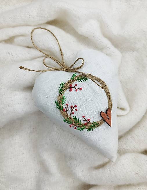 Dekorácie - Vyšívané vianočné srdiečko (Venček so srdiečkom) - 17912764_