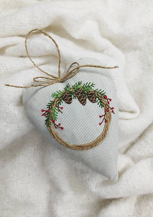 Dekorácie - Vyšívané vianočné srdiečko (Venček so šiškami) - 17912766_